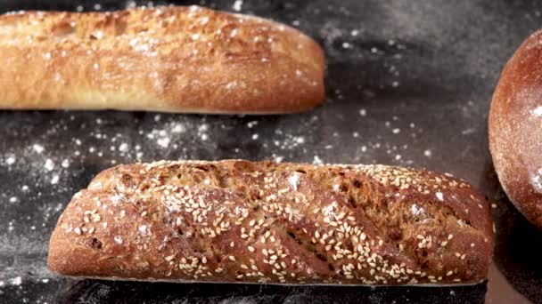 Pane infarinato e spighe di grano — Video Stock