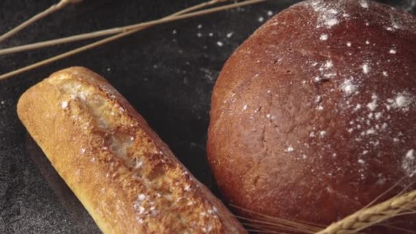 Pane infarinato e spighe di grano — Video Stock