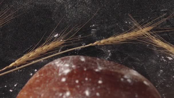 Pan aromatizado y espigas de trigo — Vídeo de stock