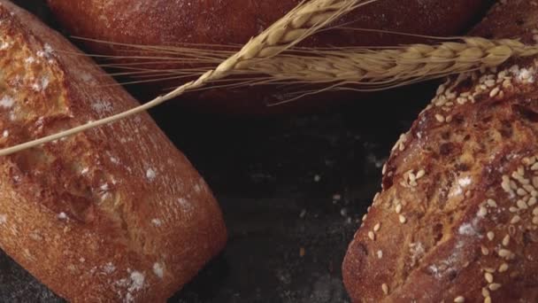 Pan aromatizado y espigas de trigo — Vídeo de stock