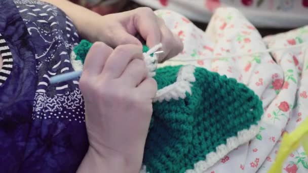 Gros Plan Des Mains Féminines Tricot Fil Laine Blanc Vert — Video