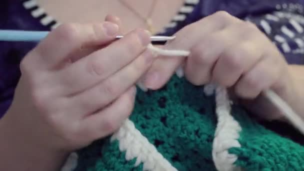 白と緑の毛糸を編む女性の手のクローズアップ — ストック動画