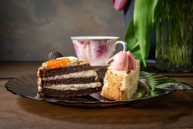 Bir fincan çayla birlikte dilimlenmiş bisküvi puf kekleri..