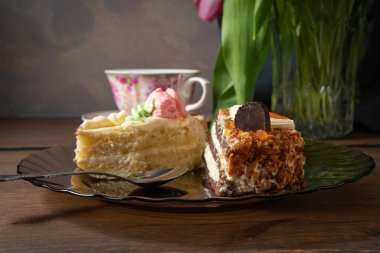 Bir fincan çayla birlikte dilimlenmiş bisküvi puf kekleri..