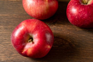 Yeşil yapraklı ve kırmızı elmalı kırmızı-sarı laleler.