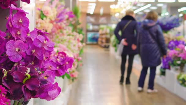 Искусственные Цветы Продаются Супермаркете — стоковое видео