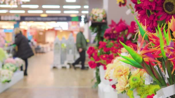 超级市场出售的人造花卉 — 图库视频影像