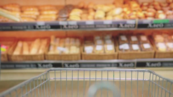 Een Metalen Voedselwagen Beweegt Staat Een Supermarkt Tussen Schappen Met — Stockvideo