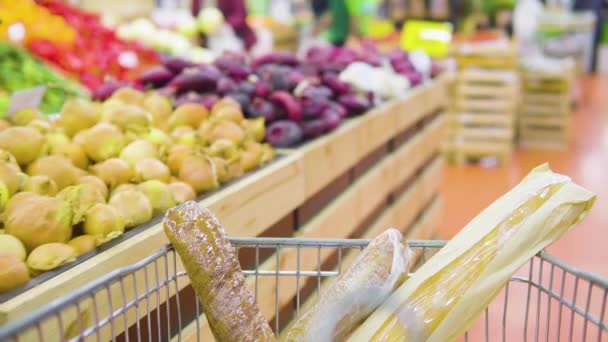 Een Metalen Voedselwagen Beweegt Staat Een Supermarkt Tussen Schappen Met — Stockvideo