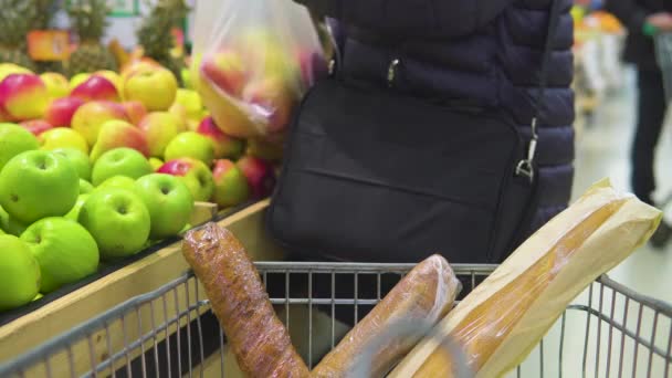 金属製の食品のトロリーは 商品と棚の間で スーパーマーケットに移動し 立っています — ストック動画