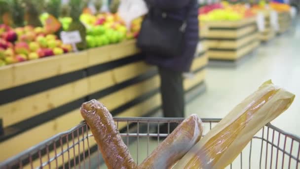 Kovový Jídelní Vozík Pohybuje Stojí Supermarketu Mezi Regály Zbožím — Stock video