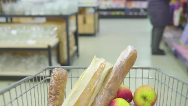 Carro Comida Metal Mueve Coloca Supermercado Entre Los Estantes Con — Vídeos de Stock