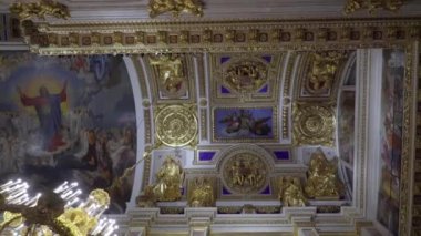 St. Petersburg, Rusya - 24 Şubat 2020: St. Isaac Katedrali, güzel iç mekan, duvar resimleri, heykeller, sıva kalıpları. Turistler yürür, bakar ve fotoğraf çeker..