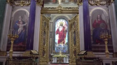 St. Petersburg, Rusya - 24 Şubat 2020: St. Isaac Katedrali, güzel iç mekan, duvar resimleri, heykeller, sıva kalıpları. Turistler yürür, bakar ve fotoğraf çeker..