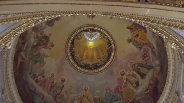 St. Petersburg, Russia - February 24, 2020: St. Isaac's Cathedral, beautiful interior, murals, sculptures, stucco molding. Tourists walk, look and take pictures. — Stock Footage Petersburg Russia February 2020 Isaac Cathedral Beautiful Interior Murals Sculptures Video Clip