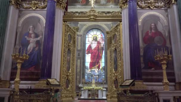St. Petersburg, Russia - February 24, 2020: St. Isaac's Cathedral, beautiful interior, murals, sculptures, stucco molding. Tourists walk, look and take pictures. — Stock Footage Petersburg Russia February 2020 Isaac Cathedral Beautiful Interior Murals Sculptures Stock Video