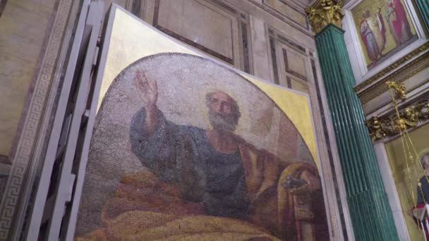 St. Petersburg, Russia - February 24, 2020: St. Isaac's Cathedral, beautiful interior, murals, sculptures, stucco molding. Tourists walk, look and take pictures. — Stock Footage Petersburg Russia February 2020 Isaac Cathedral Beautiful Interior Murals Sculptures Stock Video
