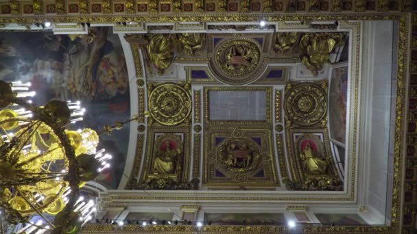 St. Petersburg, Russia - February 24, 2020: St. Isaac's Cathedral, beautiful interior, murals, sculptures, stucco molding. Tourists walk, look and take pictures. — Stock Footage Petersburg Russia February 2020 Isaac Cathedral Beautiful Interior Murals Sculptures Stock Footage