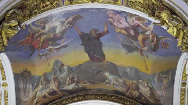 St. Petersburg, Russia - February 24, 2020: St. Isaacs Cathedral, beautiful interior, murals, sculptures, stucco molding. Tourists walk, look and take pictures. — Stock Footage St. Petersburg, Russia - February 24, 2020: St. Isaacs Cathedral, beautiful interior, murals, sculptures, stucco molding. Tourists walk, look and take pictures. Royalty Free Stock Footage