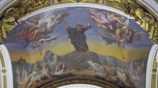 San Pietroburgo, Russia - 24 febbraio 2020: Cattedrale di Sant'Isaacs, interni bellissimi, murales, sculture, modanature in stucco. Turisti a piedi, guardare e scattare foto . — Video Stock