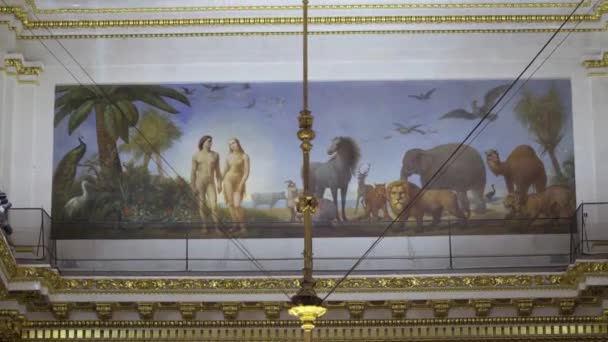 St. Petersburg, Russia - February 24, 2020: St. Isaacs Cathedral, beautiful interior, murals, sculptures, stucco molding. Tourists walk, look and take pictures. — Stock Footage St. Petersburg, Russia - February 24, 2020: St. Isaacs Cathedral, beautiful interior, murals, sculptures, stucco molding. Tourists walk, look and take pictures. Stock Footage