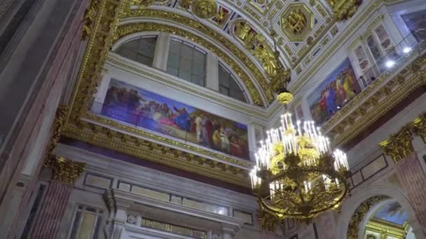 São Petersburgo, Rússia - 24 de fevereiro de 2020: Catedral de São Isaacs, belo interior, murais, esculturas, moldagem em estuque. Turistas caminham, olham e tiram fotos . — Vídeo de Stock