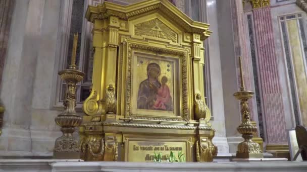 St. Petersburg, Russia - February 24, 2020: St. Isaacs Cathedral, beautiful interior, murals, sculptures, stucco molding. Tourists walk, look and take pictures. — Stock Footage St. Petersburg, Russia - February 24, 2020: St. Isaacs Cathedral, beautiful interior, murals, sculptures, stucco molding. Tourists walk, look and take pictures. Stock Footage