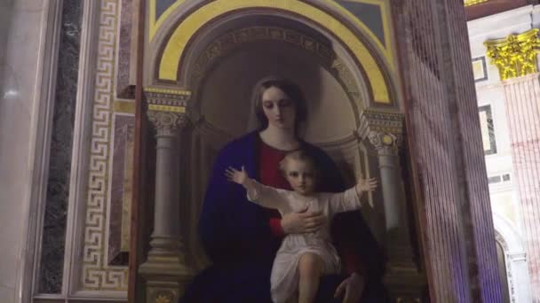 St. Petersburg, Russia - February 24, 2020: St. Isaacs Cathedral, beautiful interior, murals, sculptures, stucco molding. Tourists walk, look and take pictures. — Stock Footage St. Petersburg, Russia - February 24, 2020: St. Isaacs Cathedral, beautiful interior, murals, sculptures, stucco molding. Tourists walk, look and take pictures. Royalty Free Stock Footage
