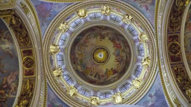 St. Petersburg, Russland - 24. Februar 2020: Isaak-Kathedrale, wunderschönes Interieur, Wandmalereien, Skulpturen, Stuckverzierungen. Touristen gehen, schauen und fotografieren. — Stockvideo