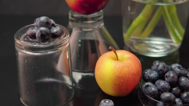 Βατόμουρα Μήλα Και Ποτήρια Σκούρο Φόντο — Αρχείο Βίντεο