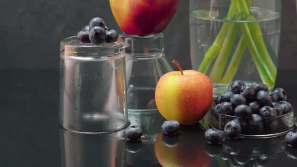 Blaubeeren Äpfel Und Gläser Auf Dunklem Hintergrund — Stockvideo