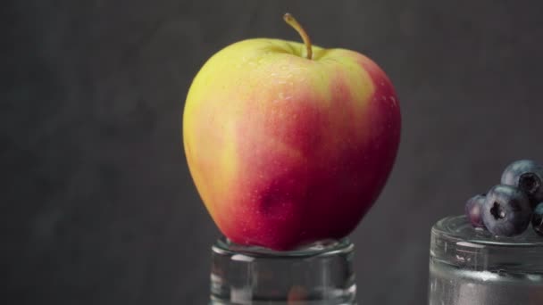 Arándanos Manzanas Vasos Sobre Fondo Oscuro — Vídeo de stock