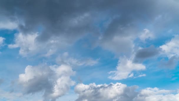 Nuvole in rapido movimento contro il cielo blu. Timelapse — Video Stock