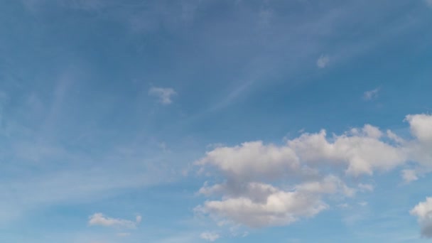Mavi gökyüzüne doğru hızla hareket eden bulutlar. Zaman Uygulaması — Stok video