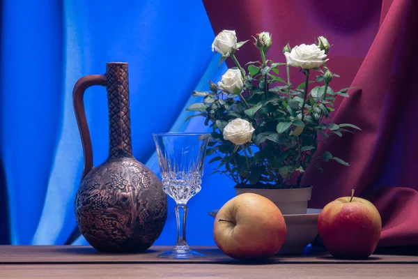 Csendélet Fehér Rózsákkal Egy Üveg Borral Almával — Stock Fotó