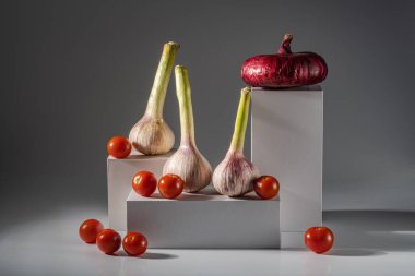 Sarımsaklı, kırmızı soğanlı, beyaz paralel ayaklı domatesli bir hayat. Enfeksiyon ve Virüs Kontrol Ürünleri.