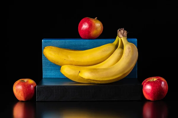 Composição Bananas Maçãs Fundo Preto — Fotografia de Stock