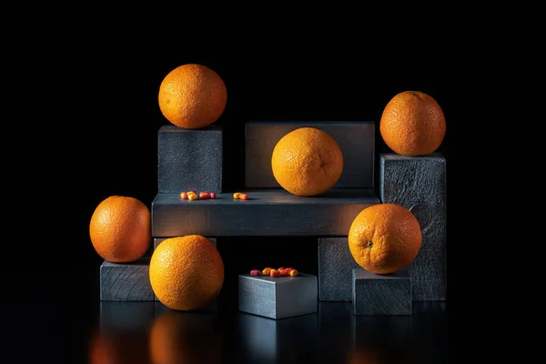 Naranjas Vitaminas Sobre Paralelepípedos Plateados Sobre Fondo Negro Vitamina Natural — Foto de Stock