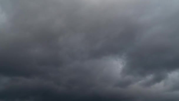 积雨云和卷云在天空中快速移动.时间流逝. — 图库视频影像