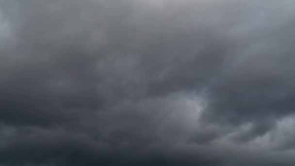 Kumulus och cirrusmoln rör sig snabbt på himlen. Tidsfrist. — Stockvideo