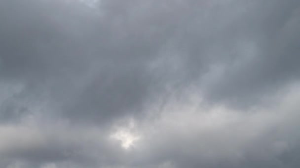 Las nubes de cúmulos y cirros se mueven rápidamente en el cielo. Caducidad . — Vídeo de stock