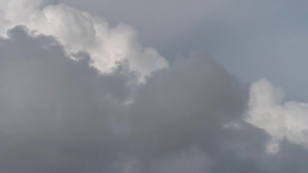 Las nubes de cúmulos y cirros se mueven rápidamente en el cielo. Caducidad . — Vídeo de stock