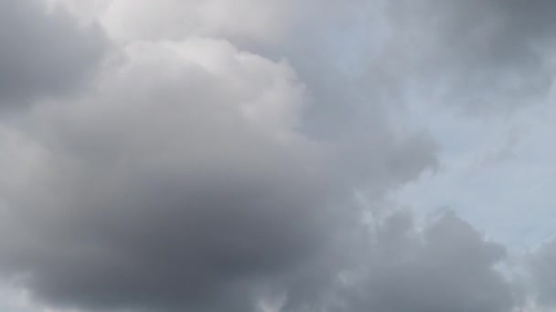 Las nubes de cúmulos y cirros se mueven rápidamente en el cielo. Caducidad . — Vídeos de Stock