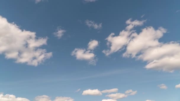 Las nubes de cúmulos y cirros se mueven rápidamente en el cielo. Caducidad . — Vídeos de Stock