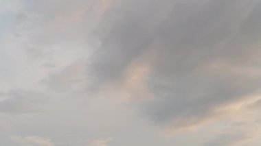 Kümülüs ve sirrus bulutları gökyüzünde hızla hareket eder. Zaman aşımı.