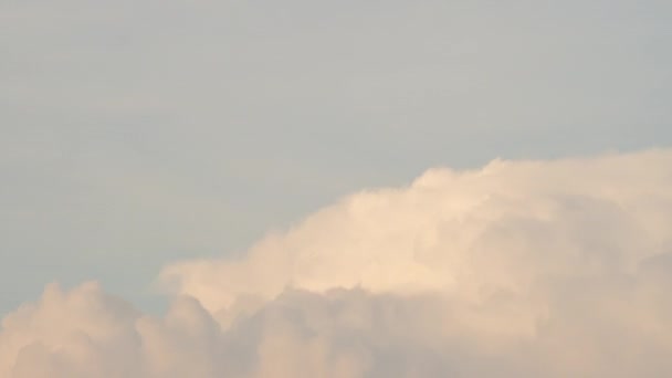 Las nubes de cúmulos y cirros se mueven rápidamente en el cielo. Caducidad . — Vídeo de stock