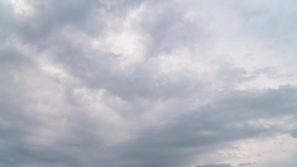 Kumulusz és cirrus felhők gyorsan mozognak az égen. Időeltolódás. — Stock videók