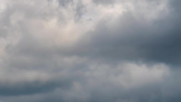 Kumulus och cirrusmoln rör sig snabbt på himlen. Tidsfrist. — Stockvideo