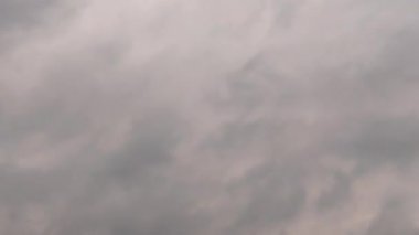 Hızlı yüzen kümülüs bulutlarıyla bulutlu gökyüzü