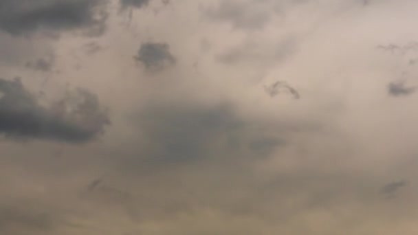 Cielo nublado con nubes de cúmulos flotantes rápidas — Vídeos de Stock